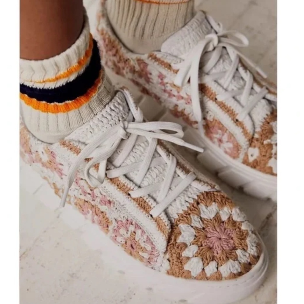NWT FREE PEOPLE Catch Me If You Can Crochet Sneakers Cream/Pink Size EU39/US… - Picture 2 of 8